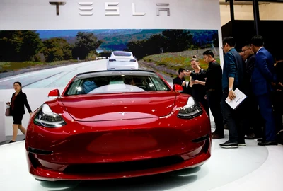 Tesla Model 3 restilizat, la Târgul Internațional de la Beijing Foto EPA EFE 2 jpg