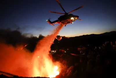 Elicopter care ajută la stingerea incendiului jpg FOTO epaimages.com