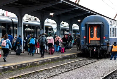 calatori tren cfr gara de nord frig foto shutterstock 2229976057 jpg