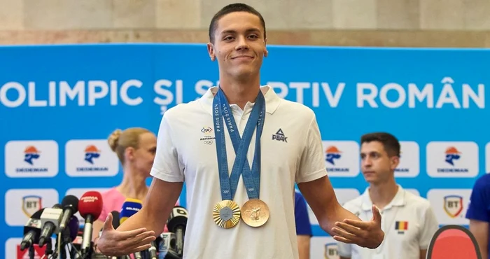 David Popovici, cu medaliile olimpice la gât