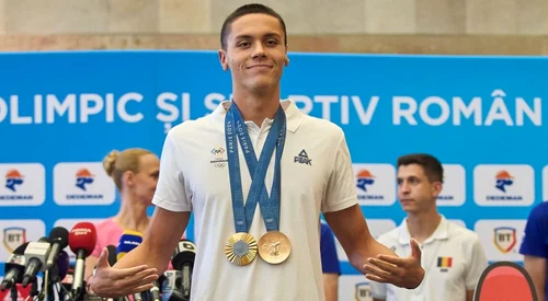 david popovici cu medaliile olimpice jpg