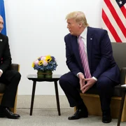 Vladimir Putin şi Donald Trump la summitul G20 din Japonia FOTO EPA-EFE