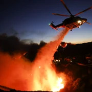 Elicopter care ajută la stingerea incendiului jpg FOTO epaimages.com