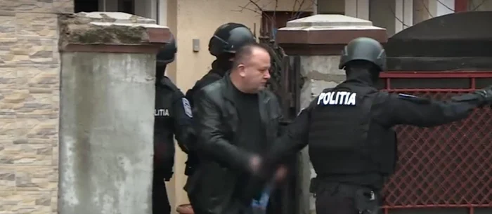 În urma scandalului, Cătălin Coman a fost încătuşat de foştii lui colegi. Foto: captură video