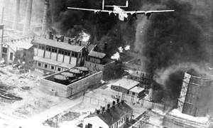 Rafinăria Astra Română lovită de bombele aruncate de un avion B-24 Liberator (© United States Army Center of Military History)