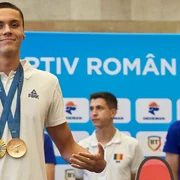 david popovici cu medaliile olimpice jpg