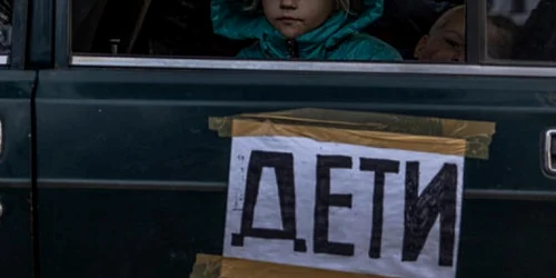 Refugiati cu copii din Mariupol ajung la punctul de evacuare din Zaporizhzhia Ucraina FOTO EPA-EFE
