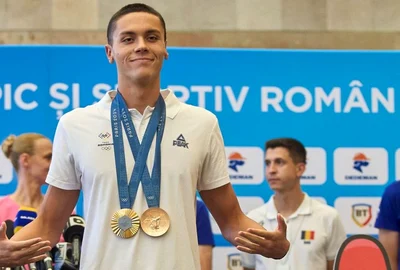 david popovici cu medaliile olimpice jpg