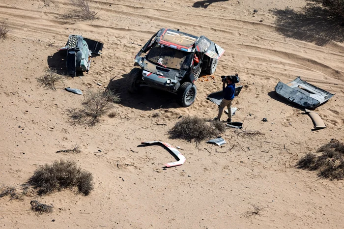 Dacia pilotată de Sebastien Loeb a fost grav avariată. Foto Dakar Rally