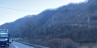 Un cablu de curent electric care s-a apropiat periculos de mult de carosabil a blocat total circulaţia pe Valea Oltului Foto Adevărul