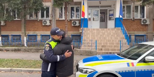 Cetatean nepalez in fata Politiei din Hunedoara, Foto IPJ Hunedoara jpg