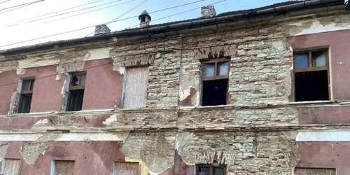 Rămpșițe umane, găsite la reabilitarea unei clădiri. FOTO Ionut Simionca