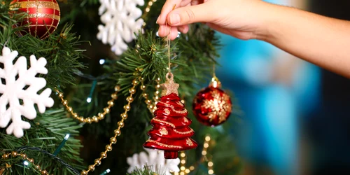 decorare pom de craciun brad shutterstock 161696162 jpg