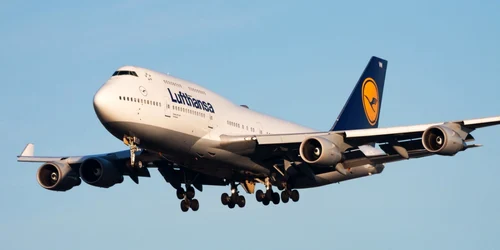 lufthansa boeing 747 400 jumbo jet foto shutterstock