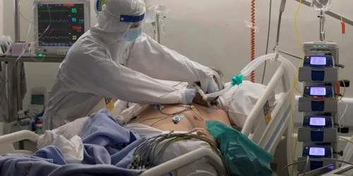 covid terapie bolnav spital FOTO EPA