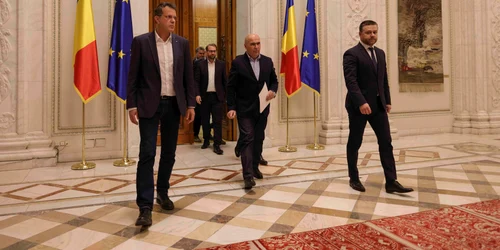 Reprezentanți ai PSD, PNL, USR, UDMR și ai minorităților naționale fac declarații de presă la finalul unei ședințe la Palatul Parlamentului, în București. FOTO Inquam Photos / Octav Ganea