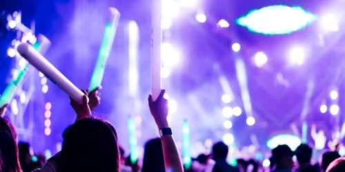 crowd of concert stage lights and people fan audie 2023 11 27 05 23 21 utc 1536x1024 jpg