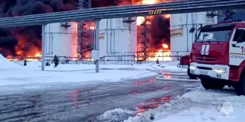 Depozit petrolier în flăcări după un atac ucrainean cu dronă în regiunea Briansk FOTO EPA-EFE