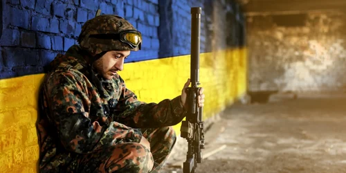 Razboi in ucraina, soldat drapel shutterstock 2130583775 jpg