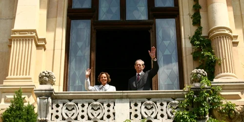 Regina Ana si Regele Mihai I salută din balconul Castelului Peleş de la Sinaia în 5 iunie 2008 FOTO Mediafax / bogadn Stamantin