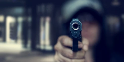 femeie pistol arma de foc revolver foto shutterstock
