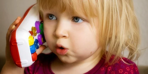 copil cu telefon