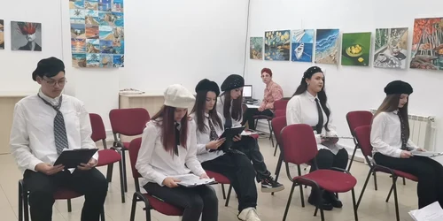 elevi scoala gimnaziala eugen ionescu depun flori la statuia dramaturgului 26 noiembrie 2024 foto alina mitran (1) jpg
