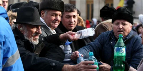 Peste 3.000 de oameni au luat apă sfinţită de la Patriarhie.