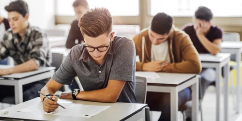 elevi liceu banca examen FOTO Shutterstock