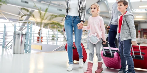 familie cu copii in aeroport pleaca in vacanta jpeg