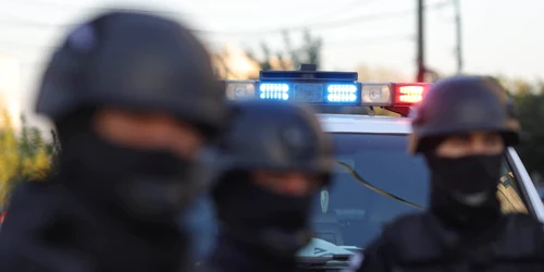 Politisti fac perchezitii la resedintele mai multor persoane implicate in altercatiile violente de sambata, 21 septembrie in orasul Pantelimon Foto Inquam Photos Octav Ganea (1) jpg