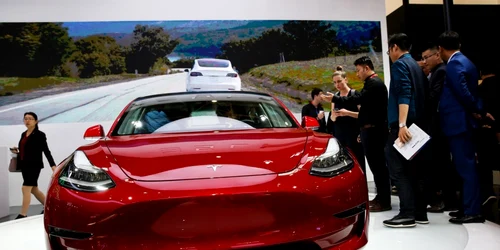 Tesla Model 3 restilizat, la Târgul Internațional de la Beijing Foto EPA EFE 2 jpg