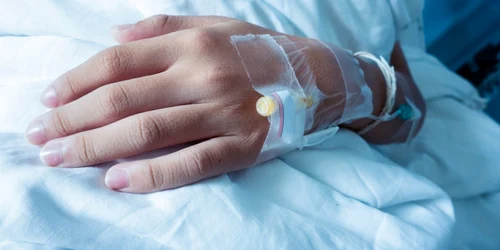 mana copil spital perfuzie branula foto shutterstock