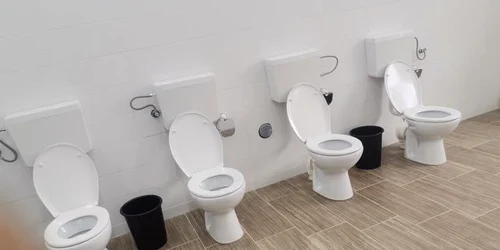 Toaletă „open space” la o școală din județul Gorj Foto Gorj Online jpg