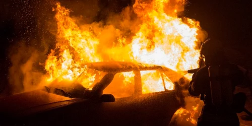 Incendiu masina FOTO Shutterstock