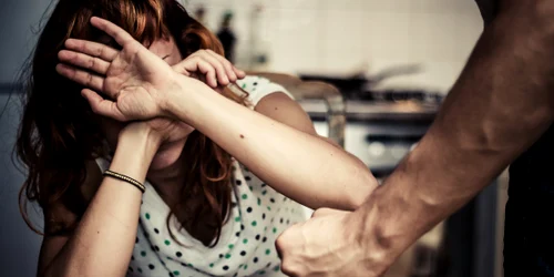 Violenta familie femeie batuta FOTO Shutterstock jpg