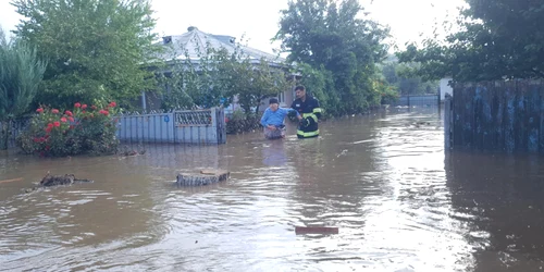 oameni salvati inundatii galati FOTO ISU GALATI (4) jpg