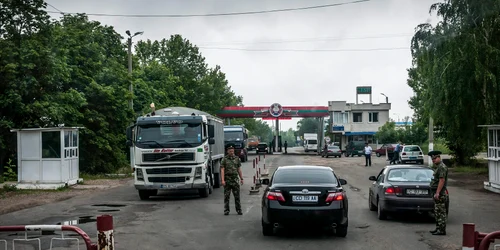 Soldati rusi la granita dintre Transnistria si Republica Moldova FOTO EPA EFE jpg