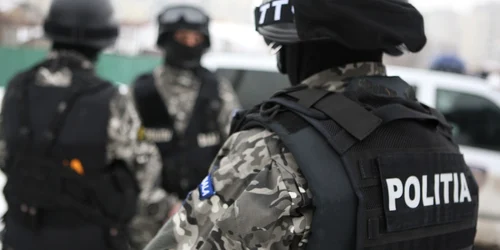 descinderi perchezitii politisti mascati. foto adevarul