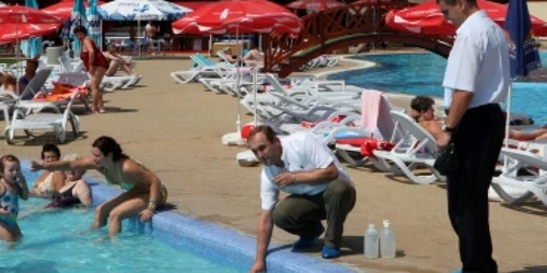 Braşov: Apa din ştranduri şi piscine, analizată de medici