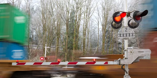 bariera trecere nivel cale ferata tren marfar shutterstock 357585068 jpg