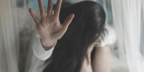 fata tanara eleva studenta femeie hartuita batuta violenta femeie haretuire sexuala foto shutterstock