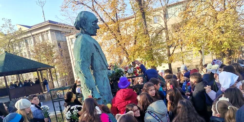 elevi scoala gimnaziala eugen ionescu depun flori la statuia dramaturgului 26 noiembrie 2024 foto alina mitran (3) jpg