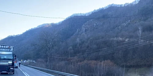 Un cablu de curent electric care s-a apropiat periculos de mult de carosabil a blocat total circulaţia pe Valea Oltului Foto Adevărul