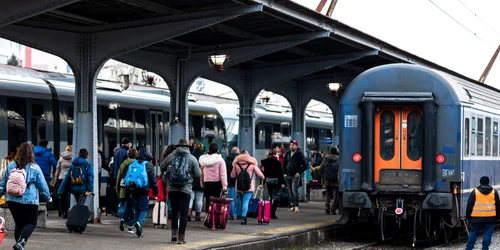calatori tren cfr gara de nord frig foto shutterstock 2229976057 jpg