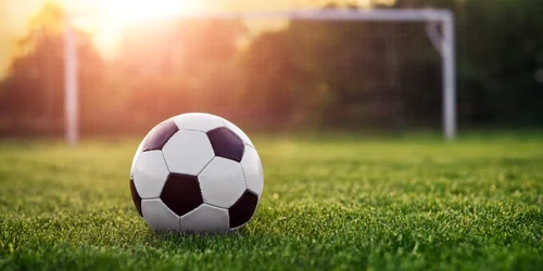 minge de fotbal apus foto shutterstock