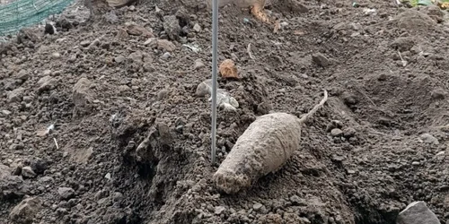 Localnicul s-a speriat teribil când a dat peste bomba neexplodată. FOTO monitorulbt.ro