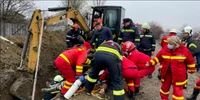 Un muncitor a murit prins sub un mal de pământ