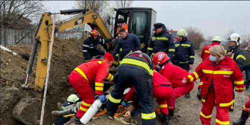 Un muncitor a murit prins sub un mal de pământ