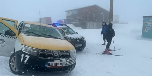 Un taximetrist a ajuns cu mașina pe pârtia de schi pentru a lăsa un client png